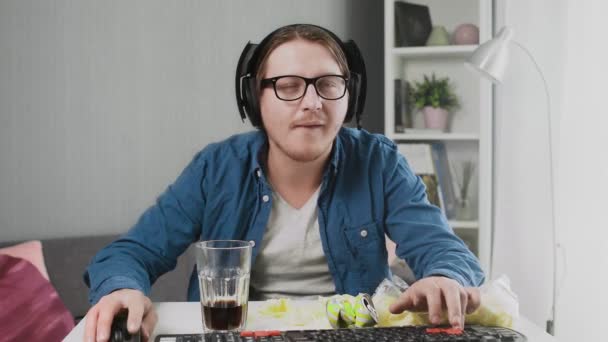 Молодий чоловік грає в відеогру вдома відчуває сердитий після програшу — стокове відео