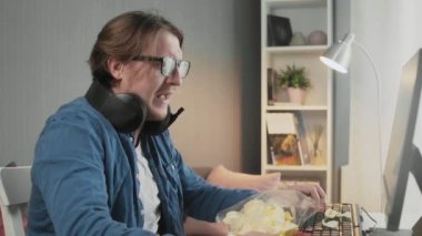 Evde video oyunu oynayan heyecanlı genç adam