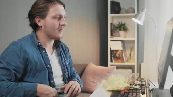 Joven con gafas y empezar a jugar videojuego en casa — Vídeo de stock