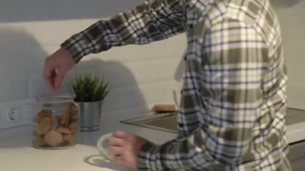 Asyalı adam mutfakta kahvaltı yapıyor.. — Stok video