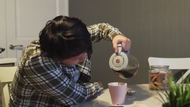 Сплячий азіатський чоловік сніданок за столом . — стокове відео