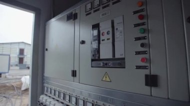 Elektrik kontrol panelinin içinde birden fazla anahtar, kablo, kısa devre koruma cihazları, elektrik sayacı var. Renkli kablo kablosu soketi ve elektrik kontrol cihazı. Pürüzsüz dönüş