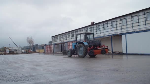 Gamla vintage traktor grävmaskin på rysk fabrik — Stockvideo