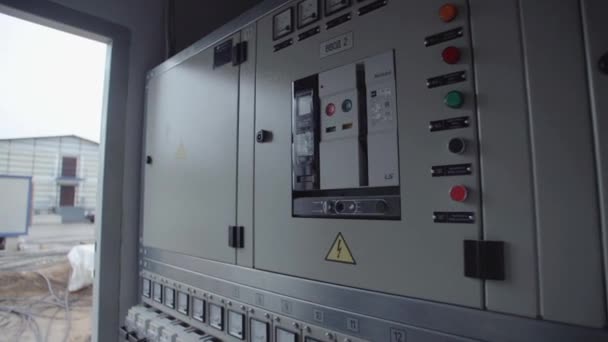 Dentro del panel de control eléctrico con múltiples interruptores, cables, dispositivos de protección contra cortocircuitos, medidor de electricidad. Enchufe de terminal de cable de color y dispositivo de control eléctrico. Panorama suave — Vídeo de stock