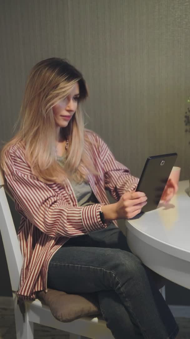 Vertical video of attractive woman using digital tablet on kitchen — Stock Video