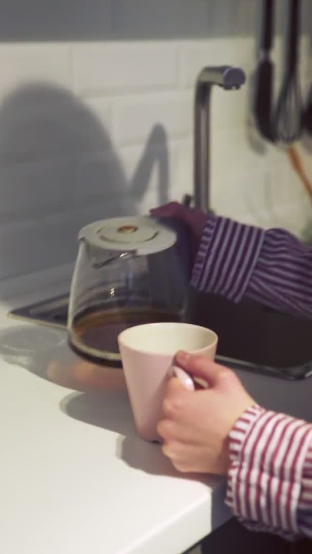 Vertical video de irreconocible mujer vierte café en casa en la cocina — Vídeos de Stock