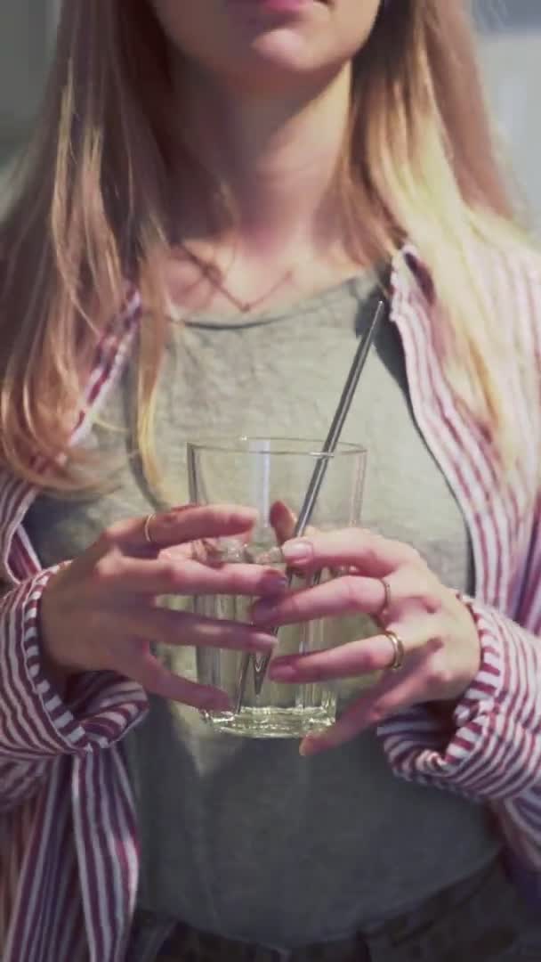 Vidéo verticale d'une femme séduisante utilisant de la paille métallique au lieu de la paille plastique — Video