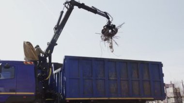 Hurda metal ve eski arabalar. Vinç manipülatörü yükleniyor