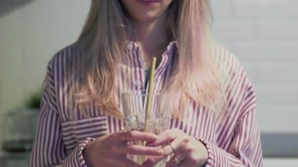 Привлекательная женщина использует бамбуковую соломинку вместо пластиковой соломы — стоковое видео