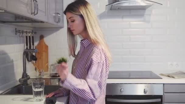 Привлекательная женщина использует металлическую соломинку вместо пластиковой соломы — стоковое видео