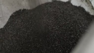 Bir sürü metal talaşı. Çelik parçaları düşüyor. Üretim israfı.