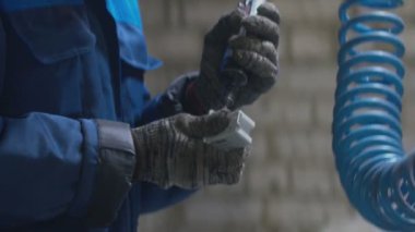 Bir fabrikada geri dönüşüm için elektronik atık sökücü.