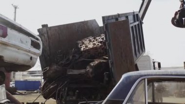 Hurda metal dolu çöp kamyonu.