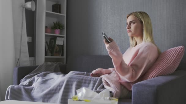 Mujer joven viendo telenovela en casa y llorando — Vídeo de stock