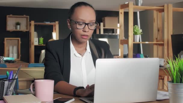 在办公室用现代笔记本电脑工作的年轻非洲裔美国妇女 — 图库视频影像