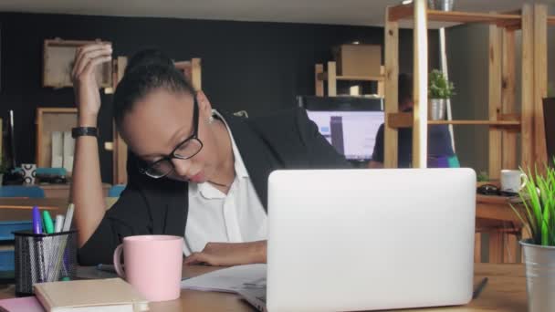 Υπερκόπωση αφροαμερικανή γυναίκα αισθάνεται κουρασμένος και υπνηλία, ενώ κάθεται στο γραφείο — Αρχείο Βίντεο