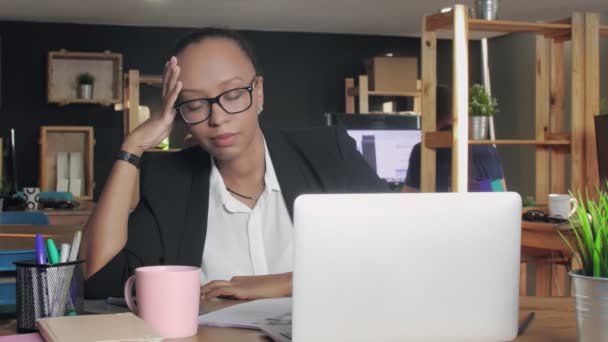 Femme afro-américaine surmenée dormant au bureau — Video