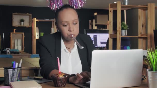 Θλιβερή Αφροαμερικάνα μάνατζερ που γιορτάζει τα γενέθλια της στο γραφείο — Αρχείο Βίντεο
