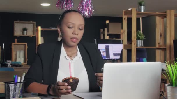 Szomorú afro-amerikai női menedzser, aki egy magányos születésnapot ünnepel és szeretne valamit az irodában. — Stock videók
