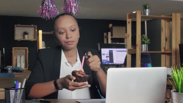 Ongelukkig Afrikaans amerikaanse vrouwelijke manager vieren verjaardag op kantoor — Stockvideo