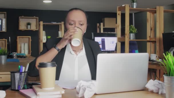 Giovane donna afroamericana in scadenza. Affrettare afro donna cerca di lavorare veloce — Video Stock