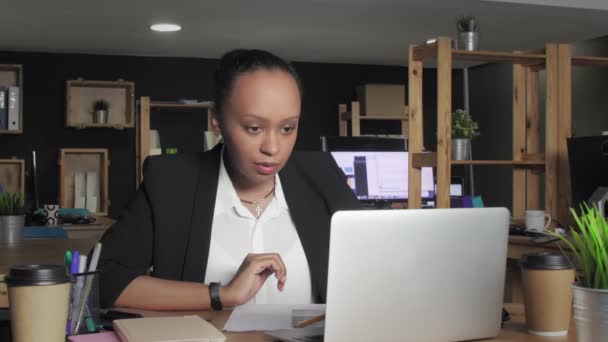 Mujer afroamericana feliz escribiendo en el portátil y sonriendo — Vídeo de stock