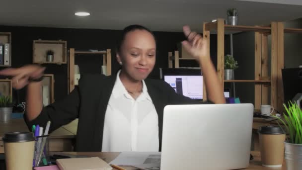 成功的非洲裔美国女人在同事办公室跳舞 — 图库视频影像