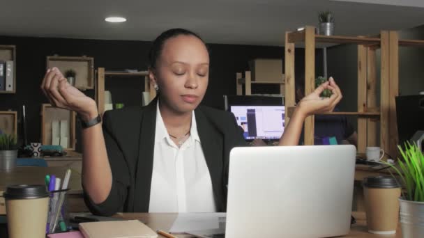 Fiatal afro-amerikai nő meditál coworking irodában — Stock videók