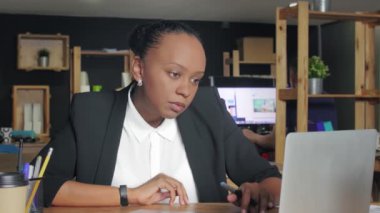 Grafik tabletle dizüstü bilgisayarda çalışan Afrikalı Amerikalı kadın tasarımcı..