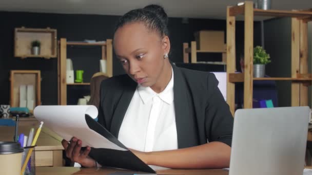 Jonge Afrikaans-Amerikaanse vrouw werkt met documenten in co-working office — Stockvideo