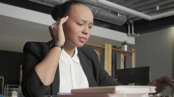 Dor de cabeça, jovem africana estressada com dor de cabeça — Vídeo de Stock