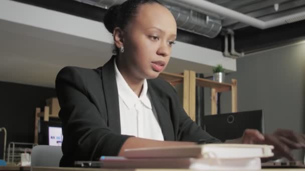 Vista lateral da jovem afro-americana em prazo limite. apressando afro mulher tenta trabalhar rápido — Vídeo de Stock