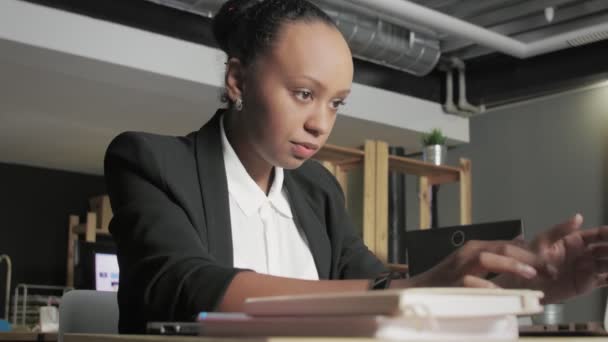 Mujer afroamericana insatisfecha en tipos de gafas en notebook y se siente enojada — Vídeo de stock