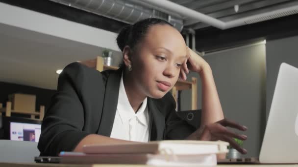 Κάτω άποψη της βαρετής Αφροαμερικανή γυναίκα θέλει να κοιμηθεί και προσπαθεί να εργαστεί — Αρχείο Βίντεο