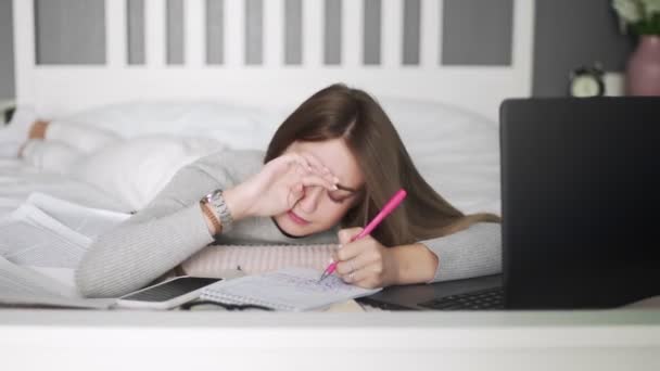 Faule Studentin versucht zu studieren, schläft aber im Bett ein — Stockvideo