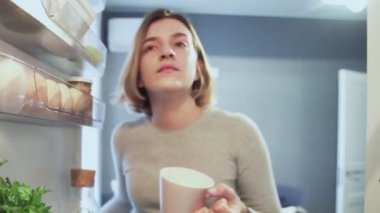 Buzdolabının İçinden Dışarıya Bakış Elinde bardak olan kadın kapıyı açarken