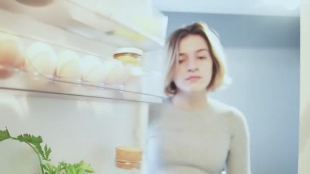 Vista Guardando fuori dall'interno del frigorifero come donna apre la porta — Video Stock