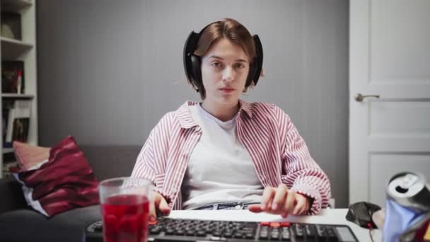 若い女性再生ビデオゲームオン彼女のコンピュータに彼女の家 — ストック動画