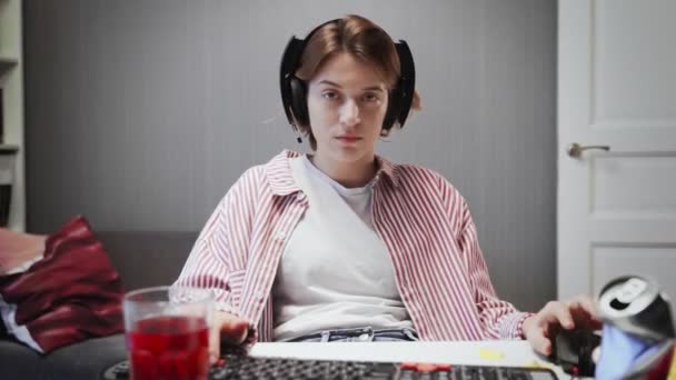 Pemain wanita profesional bermain video game di komputernya di rumah — Stok Video