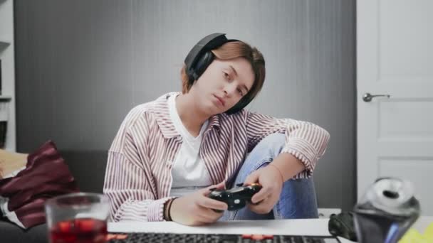 Aburrido joven jugador chica jugando en videojuegos en una consola . — Vídeos de Stock