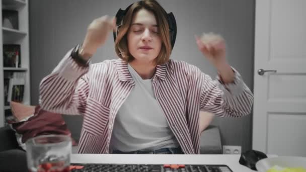 Delusione Pro Gamer Girl Giocare online Video gioco, perdere e togliere le cuffie — Video Stock