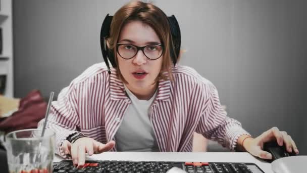 Nadšený Pro Gamer dívka hraje ve videohře, mají live stream a chatování s fanoušky šťastně doma — Stock video