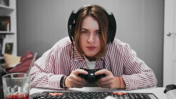 Soustředěný mladý hráč dívka hrát ve videohrách na konzoli — Stock video