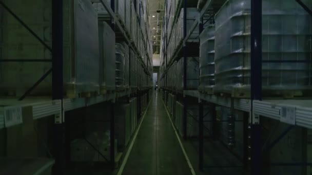 Boxes stored on high shelves at industrial warehouse. Warehouse with cardboard boxes inside on pallets racks, logistic center. — Stock Video