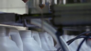 Taşıyıcıdaki plastik şişeyi dolduruyorum. Şarjör. Yüksek teknoloji plastik şişe endüstriyel, ham madde plastik şişe üretimi, hassas plastik şişe üfleme metodu