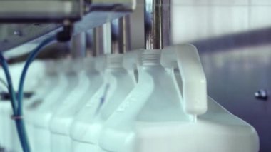 Taşıyıcıdaki plastik şişeyi dolduruyorum. Şarjör. Yüksek teknoloji plastik şişe endüstriyel, ham madde plastik şişe üretimi, hassas plastik şişe üfleme metodu
