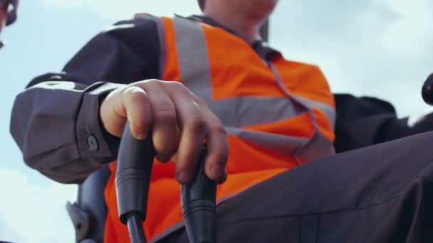 Fechar o tiro em câmera lenta, jovem movimentação manual, operar empilhadeira — Vídeo de Stock