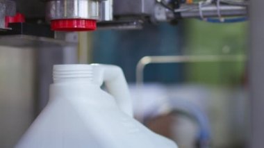 Taşıyıcıdaki plastik şişenin kapakları kapanıyor. Şarjör. Yüksek teknoloji plastik şişe endüstriyel, ham madde plastik şişe üretimi, hassas plastik şişe üfleme metodu