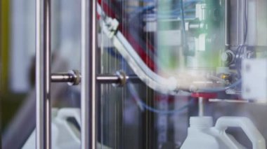 Taşıyıcıda plastik şişe var. Şarjör. Yüksek teknoloji plastik şişe endüstriyel, ham madde plastik şişe üretimi, hassas plastik şişe üfleme metodu