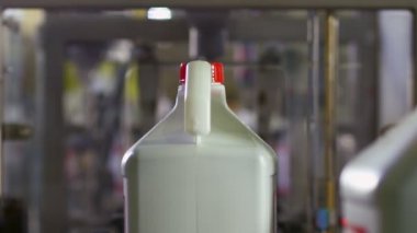 Taşıyıcıda plastik şişe var. Şarjör. Yüksek teknoloji plastik şişe endüstriyel, ham madde plastik şişe üretimi, hassas plastik şişe üfleme metodu